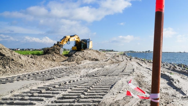 Omvangrijke klus: dijk op Marken wordt ontdaan van asbest