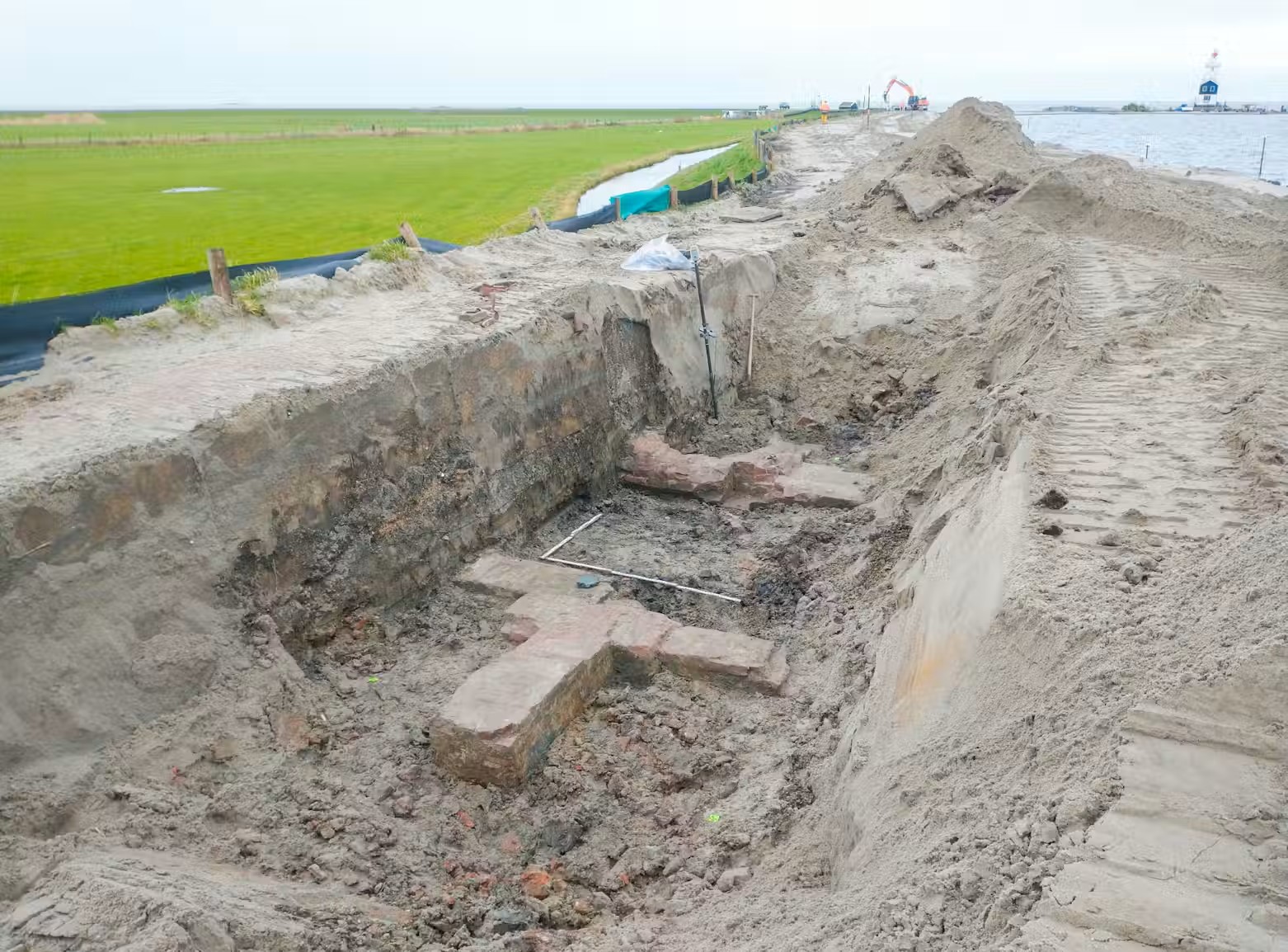 Historische sluis ontdekt bij dijkwerkzaamheden Marken